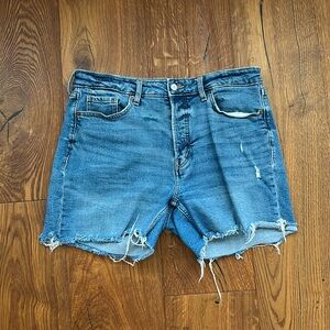 Old Navy Women's Short Pants Size 14 Blue Denim 100% Cotton Ripped Leg Short
